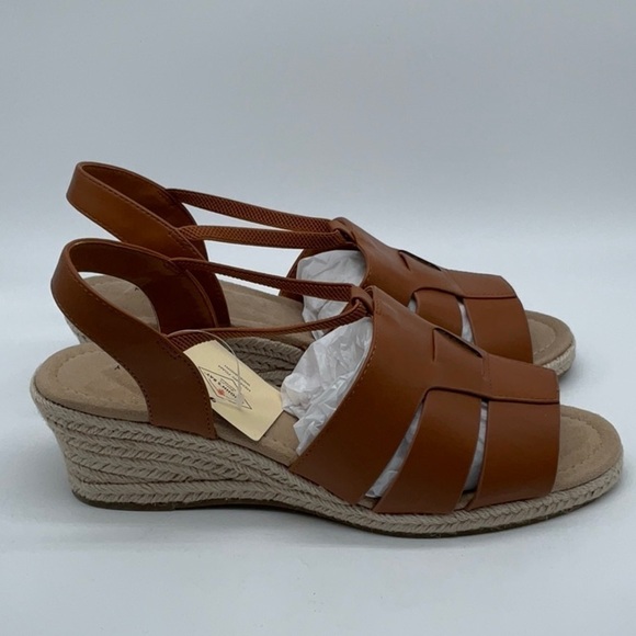 St. John’s Bay Lucy Cognac Wide - Picture 3 of 7